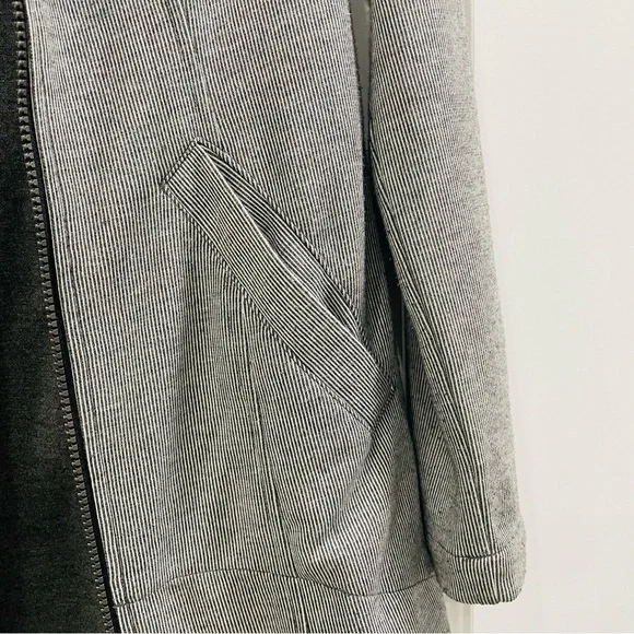 Cabi Grey White Stripe Back Zipper High Low Blazer Jacket Size XS - Picture 8 of 9